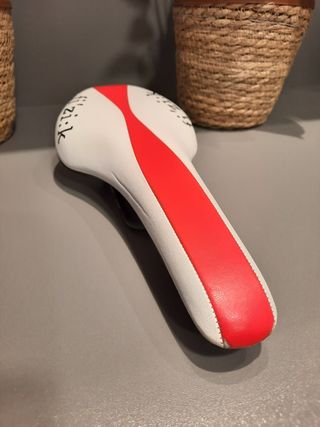 Sillín Fizik Tundra Blanco y Rojo