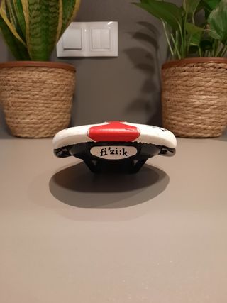 Sillín Fizik Tundra Blanco y Rojo