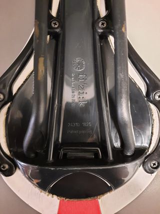 Sillín Fizik Tundra Blanco y Rojo