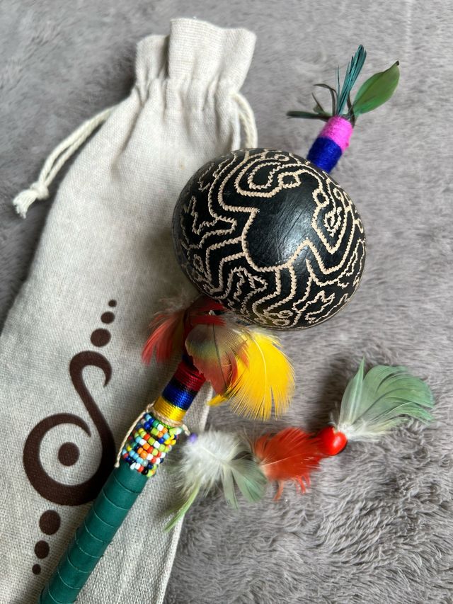 Maraca búho Mediana con Plumas