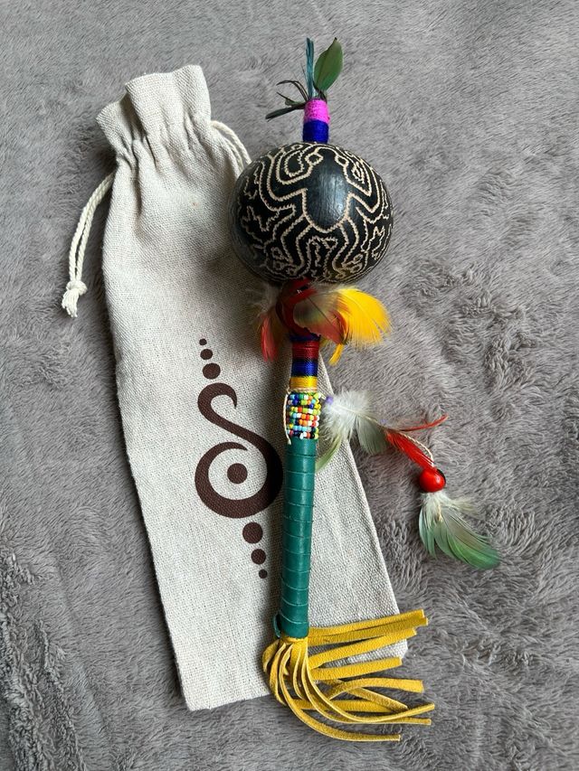 Maraca búho Mediana con Plumas