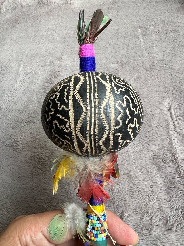 Maraca búho Mediana con Plumas