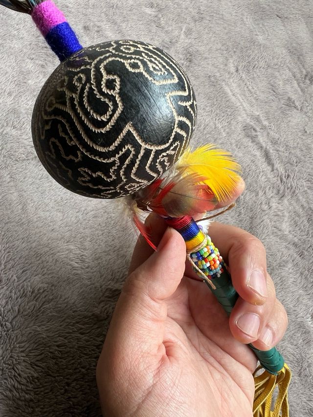 Maraca búho Mediana con Plumas