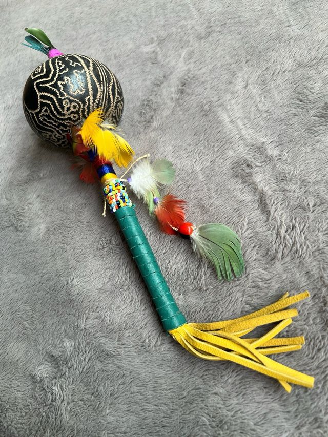 Maraca búho Mediana con Plumas