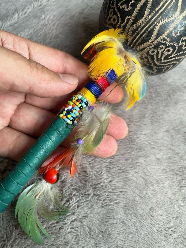 Maraca búho Mediana con Plumas