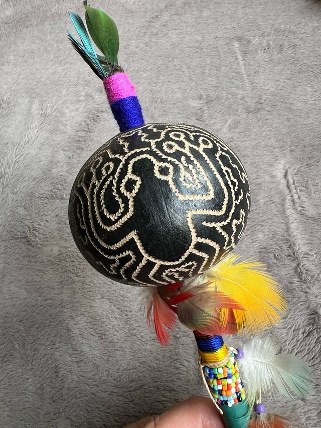 Maraca búho Mediana con Plumas