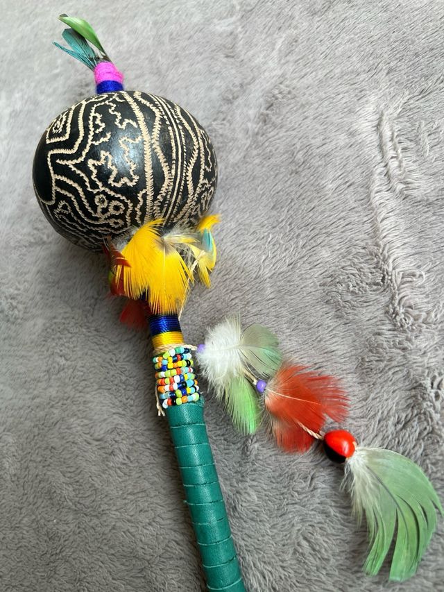 Maraca búho Mediana con Plumas