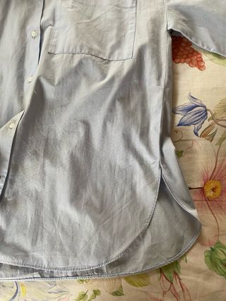 Camisa Zara Talla S. color azul de primeras fotos.