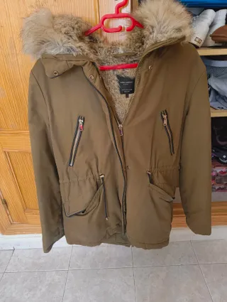 Parka Zara mujer verde militar con capucha