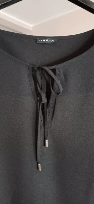 Blusa nera con fiocco