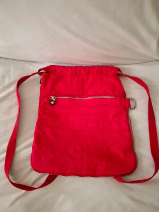 Mochila roja con cremallera
