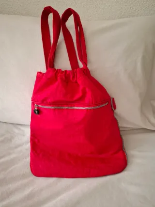 Mochila roja con cremallera