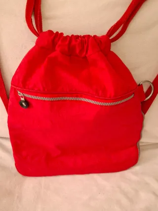 Mochila roja con cremallera