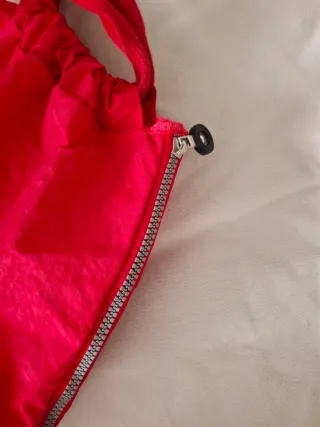 Mochila roja con cremallera