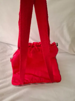 Mochila roja con cremallera