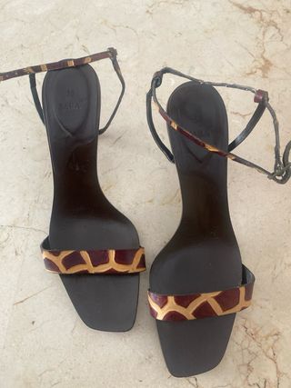 Sandalias de tacón marrón y dorado
