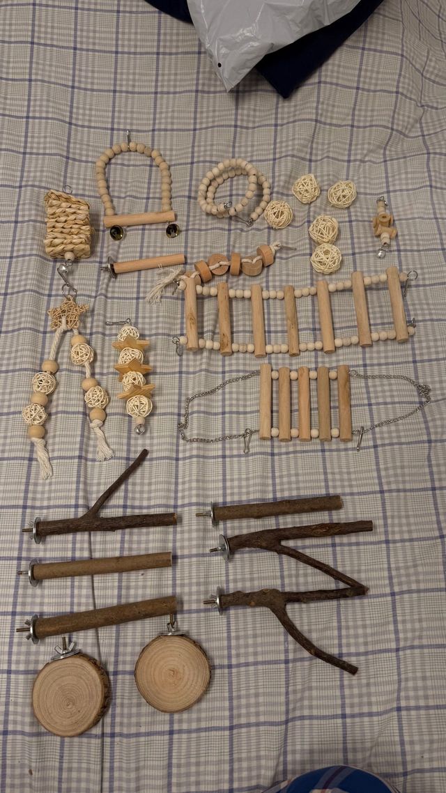 Juguetes para pájaros: madera, ratán, metal