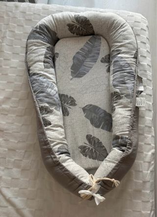 Ninho de bebé com padrão de folhas