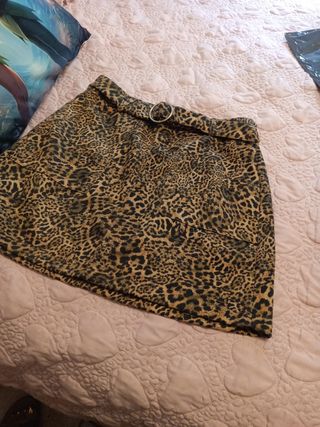 Falda corta leopardo con cinturón
