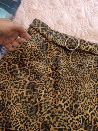 Falda corta leopardo con cinturón
