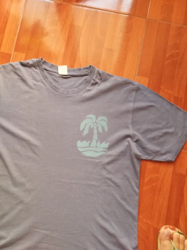 Camiseta juvenil azul con palmeras