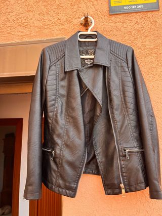 Chaqueta efecto piel negra sin usar
