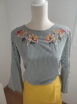 Conjunto camisa y falda. 