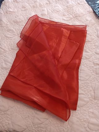 Fular sedoso rojo