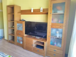 Conjunto de muebles de salón de madera y cristal