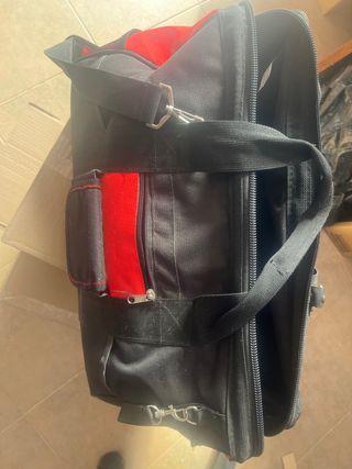 Maletín de herramientas negro y rojo