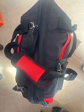 Maletín de herramientas negro y rojo