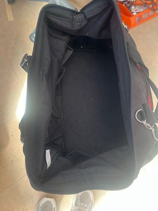 Maletín de herramientas negro y rojo