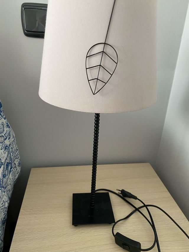 Lámpara de mesa beige y negra