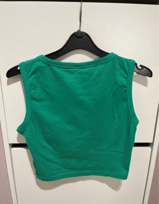Top verde sin mangas
