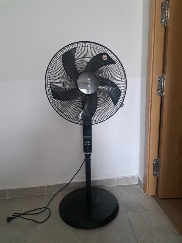 Ventilador de pie STAR negro