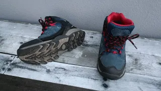 Botas de montaña azules y rojas