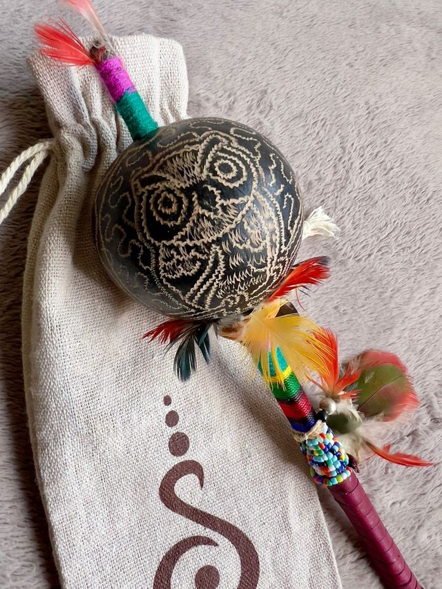 Maraca Shipibo Búho con Plumas
