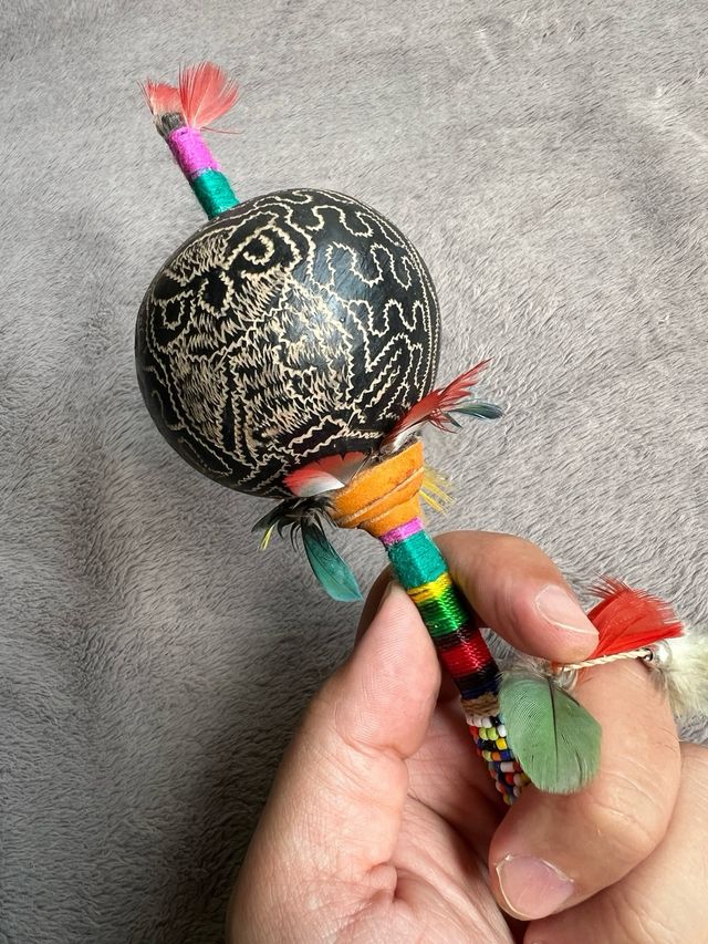 Maraca Shipibo Búho con Plumas