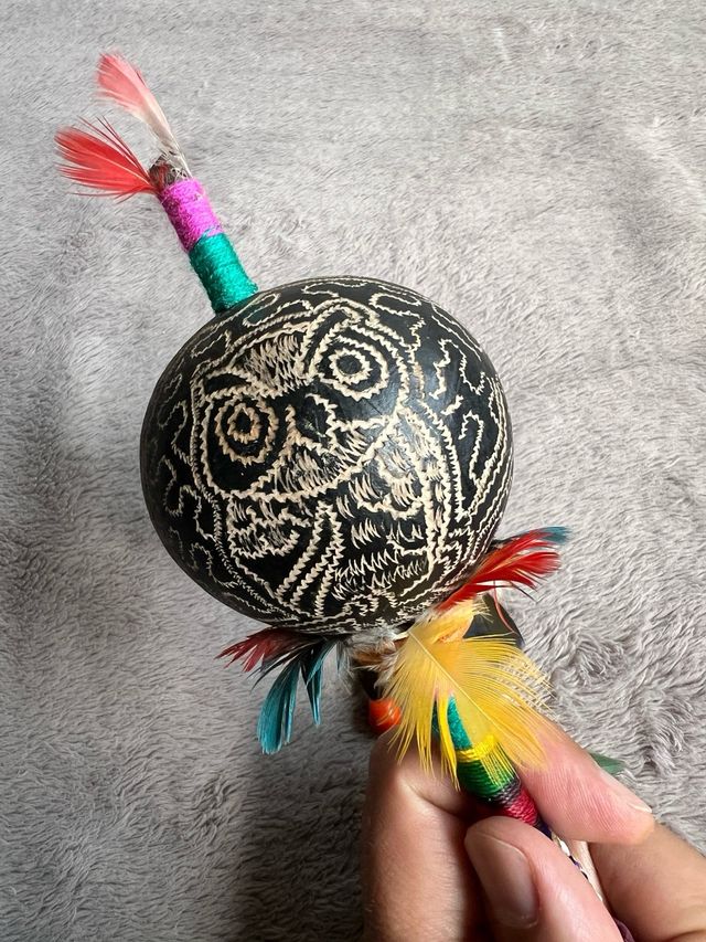 Maraca Shipibo Búho con Plumas