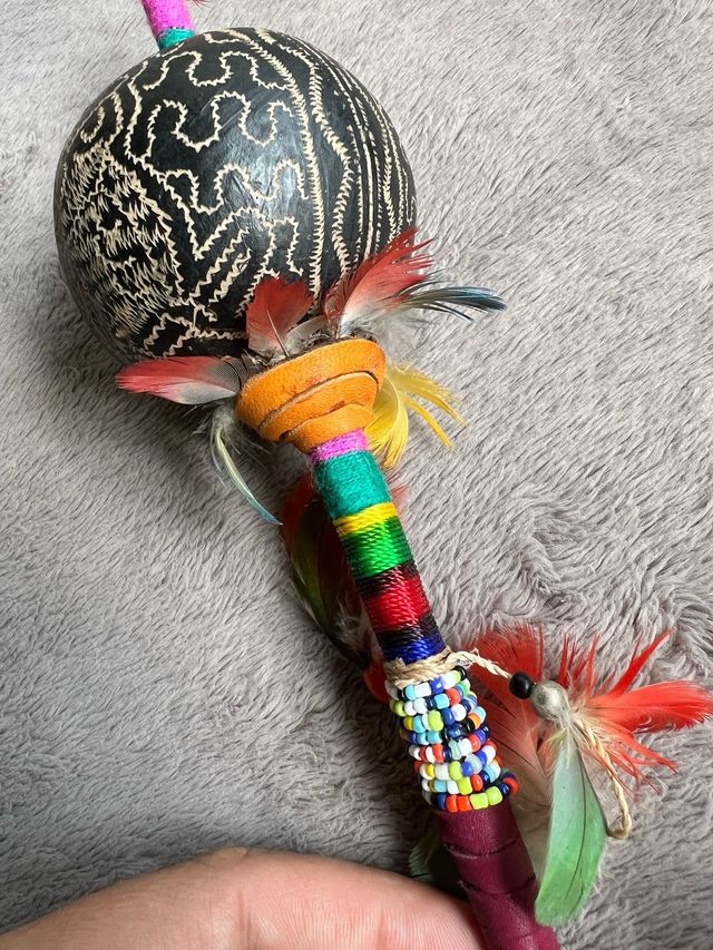 Maraca Shipibo Búho con Plumas