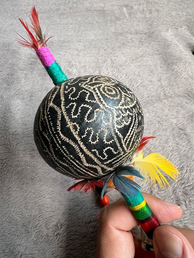 Maraca Shipibo Búho con Plumas