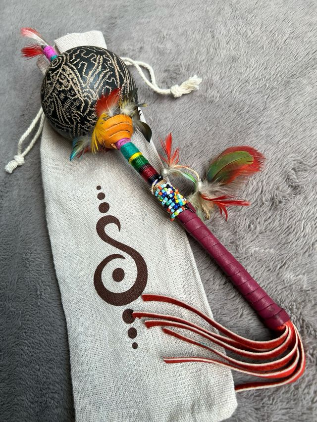Maraca Shipibo Búho con Plumas