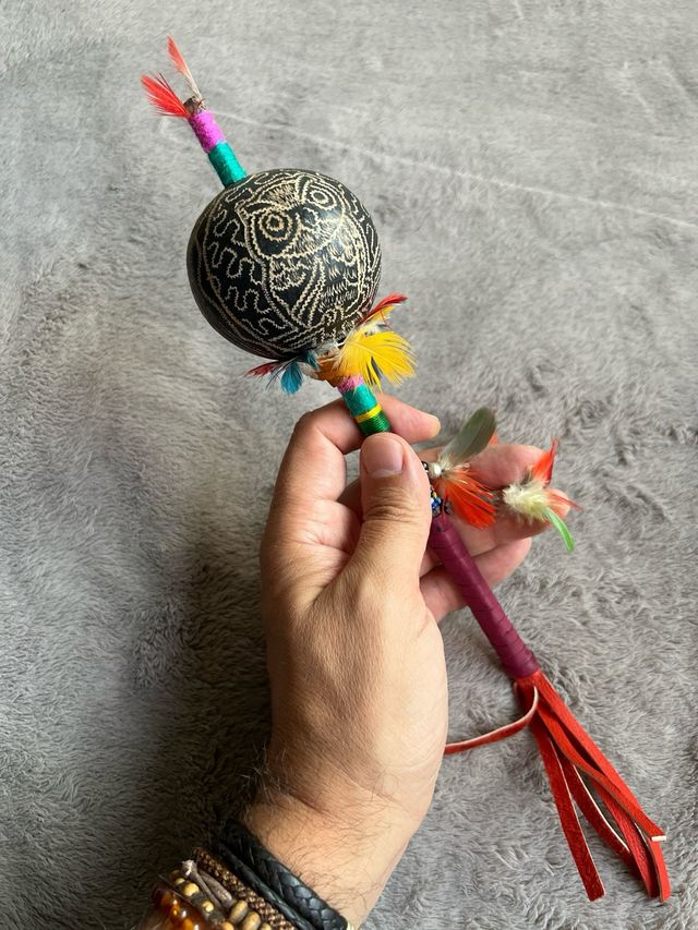 Maraca Shipibo Búho con Plumas