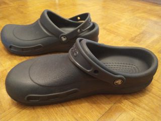 Crocs talla 43/44, un único uso