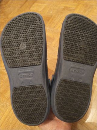 Crocs talla 43/44, un único uso