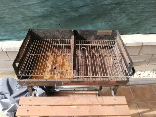 Barbacoa de carbón con mesa auxiliar