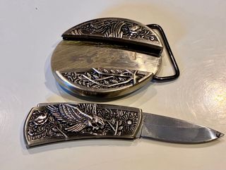 Hebilla metálica con navaja plateada