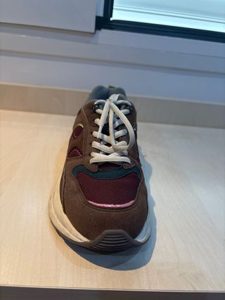 Zapatillas deportivas marrones y moradas