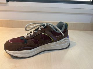 Zapatillas deportivas marrones y moradas