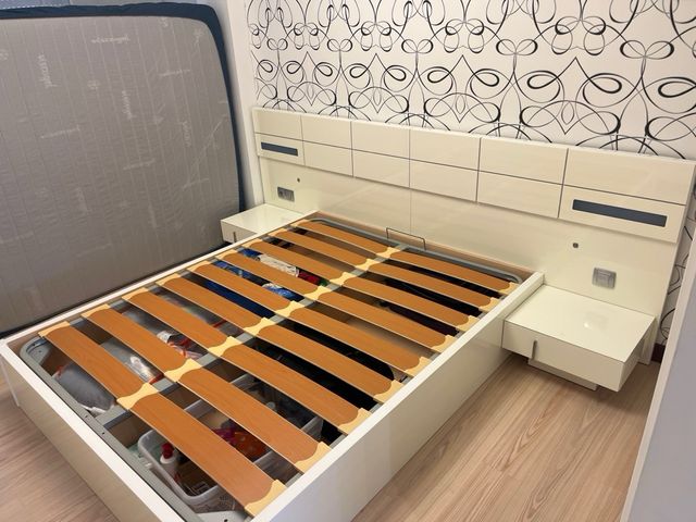 Dormitorio matrimonial. Cama canapé abatible